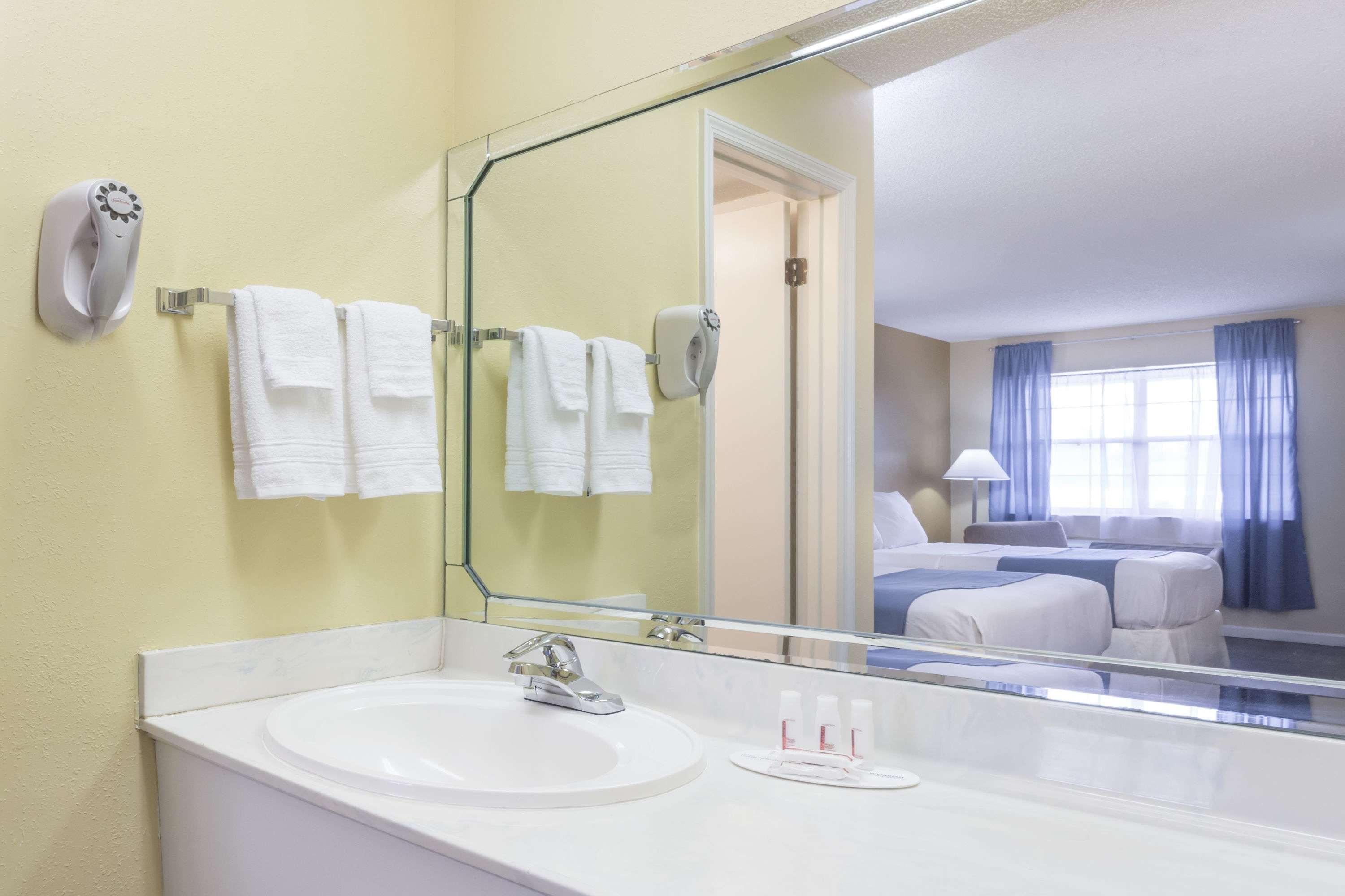 Days Inn By Wyndham Madison Buitenkant foto